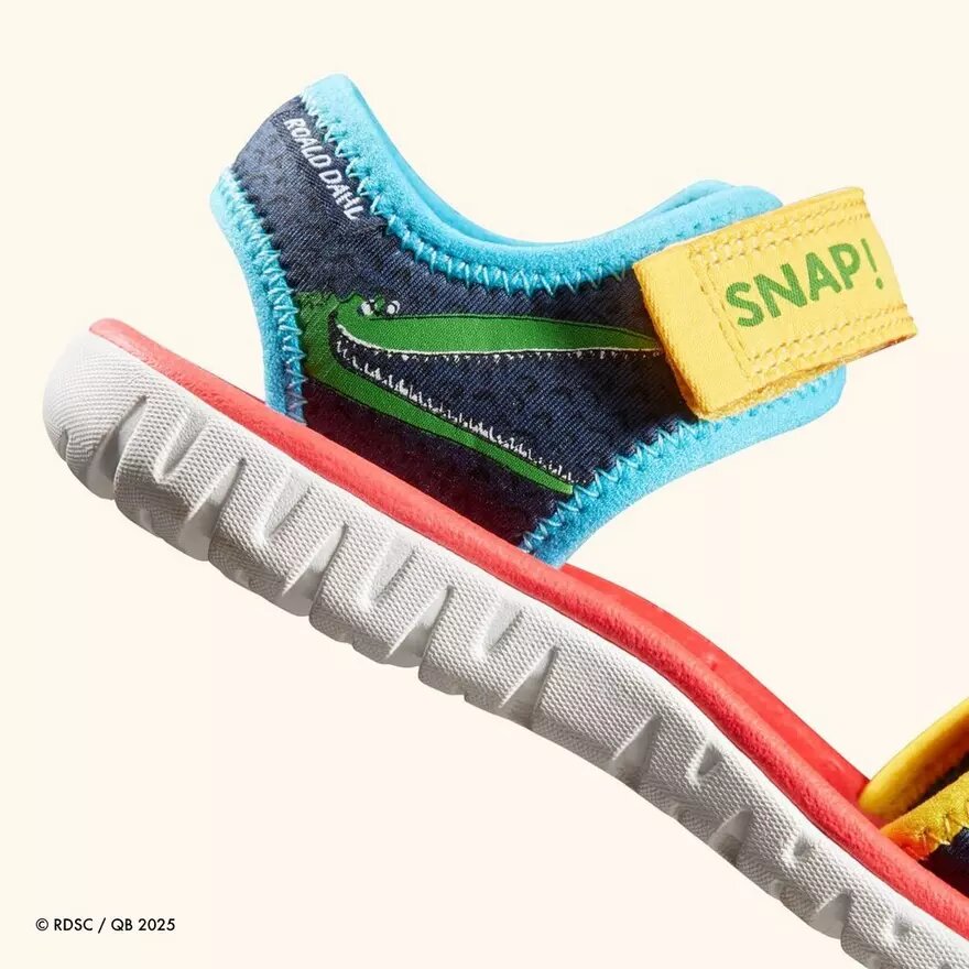 Flate sandaler for barn «Surfing Ace» med marineblått mønster Flate sandaler for barn «Surfing Ace» med marineblått mønster