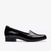 Krystine Lily – svarte slip-ons i lakkskinn for damer
