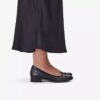 Krystine May slip-on-sko i svart skinn for damer