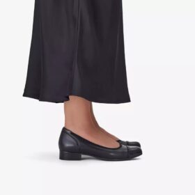 Krystine May slip-on-sko i svart skinn for damer