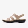 Laurieann Ivy flate sandaler i sandfarget skinn for damer