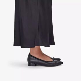Natalyn slip-ons i mørk svart skinn for damer