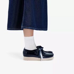 Wallabee 2604 Navy i lakkskinn for damer