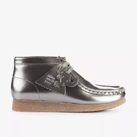 Wallabee-støvler for gutter – store barn – sølvfargede Wallabees i lakkskinn Wallabee-støvler for gutter – store barn – sølvfargede Wallabees i lakkskinn